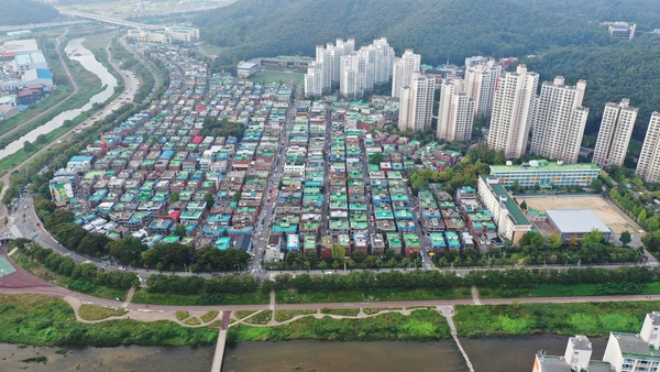 행정동 명칭 ‘충훈동’ 보다 ‘충훈부’라는 옛 명칭으로 더 익숙한 안양시 만안구 충훈동 일대 전경. 앞쪽으로 보이는 천변을 따라 봄이면 벚꽃이 흐드러지게 피어 ‘충훈벚꽃축제’가 열린다. /안양시 제공