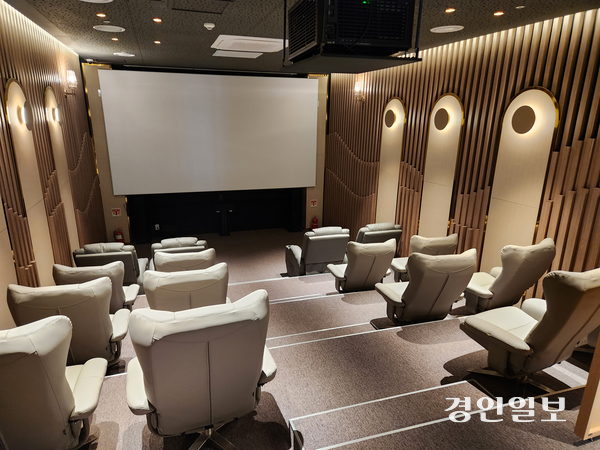 인천 서구 검암역 로열파크씨티 푸르지오 아파트 단지에 조성된 영화관. 2025.4.4 /유진주기자 yoopearl@kyeongin.com
