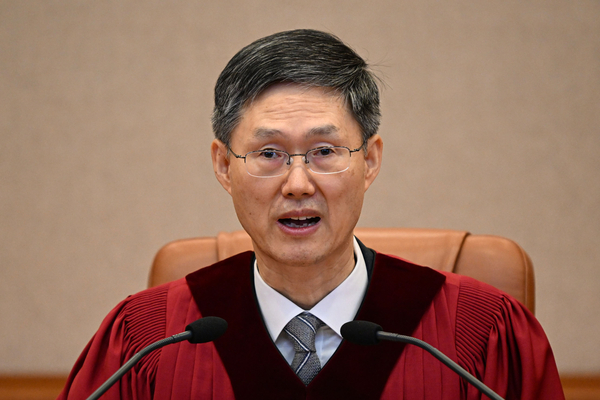 문형배 헌법재판소장 권한대행이 4일 서울 종로구 헌법재판소 대심판정에서 윤석열 대통령 탄핵심판 인용 결정문을 낭독하고 있다. 2025.4.4 /사진공동취재단