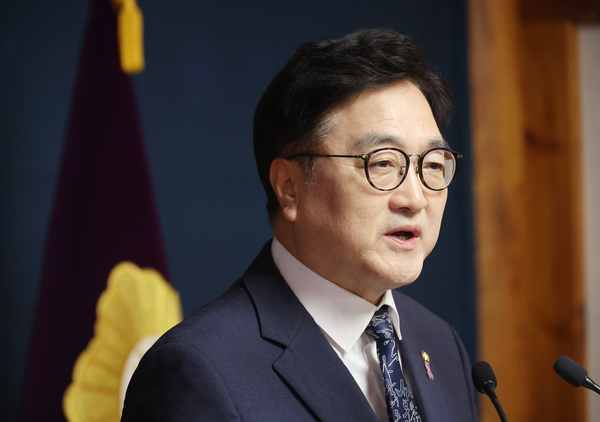 우원식 국회의장이 6일 서울 여의도 국회 사랑재에서 개헌 관련 기자회견을 하고 있다. 2025.4.6 /연합뉴스