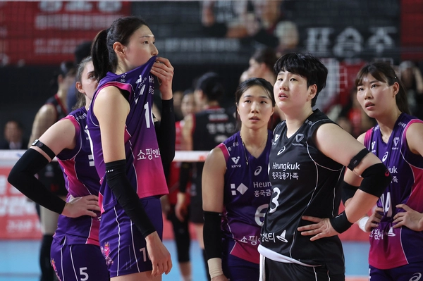 6일 대전 충무실내체육관에서 열린 2024-2025 V리그 여자프로배구 챔피언결정전 4차전 정관장 레드스파크스와 흥국생명 핑크스파이더스의 경기. 흥국생명 선수들이 심판 판정을 기다리고 있다. 2025.4.6 /연합뉴스