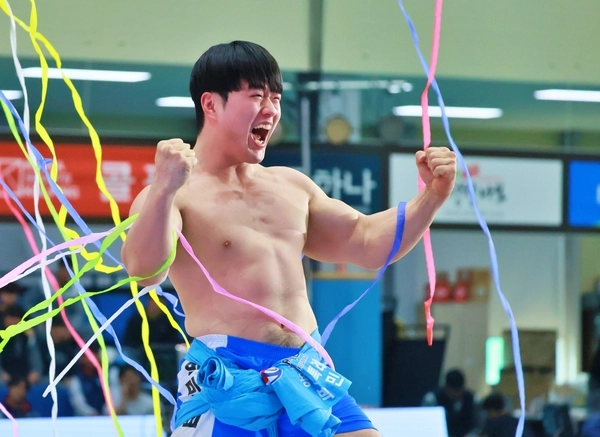 위더스제약 2025 민속씨름 평창오대산천장사씨름대회 한라장사에서 박민교가 우승한 뒤 환호하고 있다. 2025.4.7 /대한씨름협회 제공