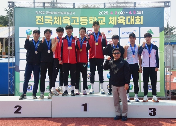 경기체육고등학교가 제39회 문화체육관광부장관기 전국체육고등학교 체육대회에서 종합 우승을 차지했다. 사진은 근대5종 시상식. 2025.4.7 /경기체고 제공