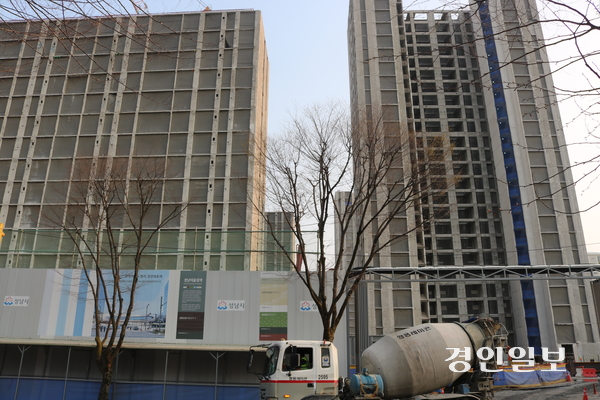 오는 2027년 초 완공 목표로 리모델링 공사가 진행 중인 분당 구미동 무지개마을 4단지 모습. 2025.4.7 성남/김순기기자 ksg2011@kyeongin.com