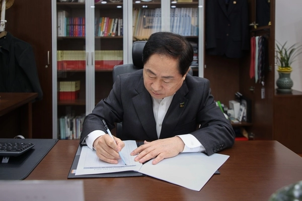 조안면 주민대표와 함께 상수원 규제 개선을 위한 헌법소원을 청구한 가운데, 신속한 심리 완료를 촉구하는 탄원서에 주광덕 시장이 제1호로 서명하고 있다. 2025.4.7 /남양주시 제공