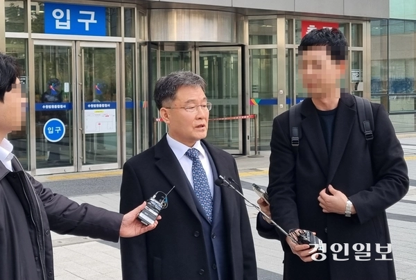 ‘성남도개공 조례 청탁 혐의’에서 김만배씨가 1심 실형을 깨고 2심에서 무죄를 선고 받았다. 지난 2024년 2월 14일 유죄를 선고받은 후 질의에 응하는 모습. /경인일보DB