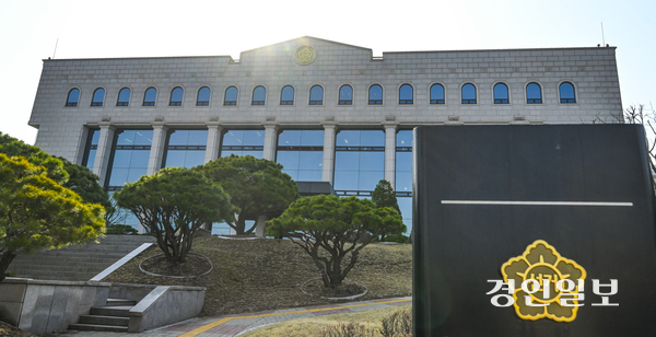 빨라진 대선 시계 헌법재판소의 윤석열 전 대통령 파면 결정으로 탄핵 정국은 조기 대선이라는 새로운 국면을 맞이하게 됐다. 6일 오후 제21대 대통령선거 예비후보자 등록이 진행 중인 과천시 중앙선거관리위원회 전경. 2025.4.6 /이지훈기자 jhlee@kyeongin.com