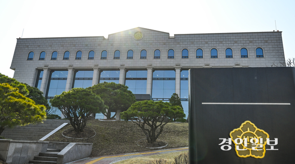 빨라진 대선 시계 헌법재판소의 윤석열 전 대통령 파면 결정으로 탄핵 정국은 조기 대선이라는 새로운 국면을 맞이하게 됐다. 6일 오후 제21대 대통령선거 예비후보자 등록이 진행 중인 과천시 중앙선거관리위원회 전경. 2025.4.6 /이지훈기자 jhlee@kyeongin.com