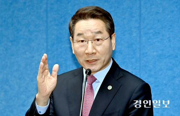 유정복 인천시장이 7일 인천시청 브리핑룸에서 개헌 관련 입장표명을 하고 있다. 2025.4.7 /김용국기자yong@kyeongin.com