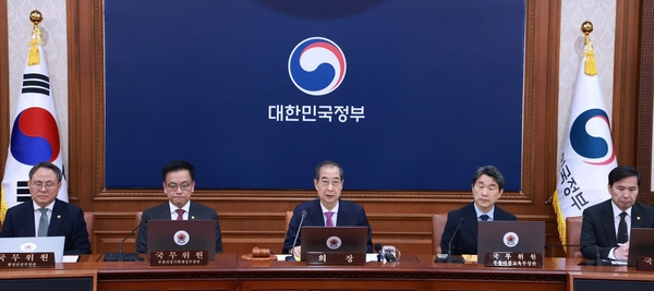 한덕수 대통령 권한대행 국무총리가 8일 정부서울청사에서 열린 국무회의를 주재하고 있다. 2025.4.8 /연합뉴스