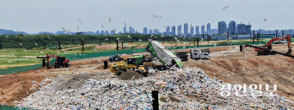 인천시 서구 수도권매립지 3-1매립장에서 쓰레기 매립이 진행되고 있다. 2024.6.25 /경인일보DB
