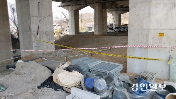 지난 6일 오전 치매를 앓던 80대 노인이 심정지 상태로 발견된 수도권제1순환고속도로 감일3교 아래에 폴리스라인이 처져 있다. 2025.4.8 하남/문성호기자 moon23@kyeongin.com