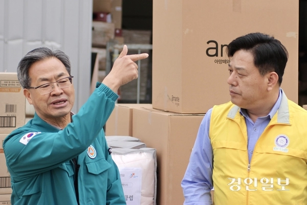 국제로타리 3750지구 동안양로타리클럽(회장·한만홍)이 최근 대형 산불 피해로 어려움을 겪고 있는 경북 영양군을 찾아 구호물품을 전달했다. /국제로타리 3750지구 동안양로타리클럽 제공