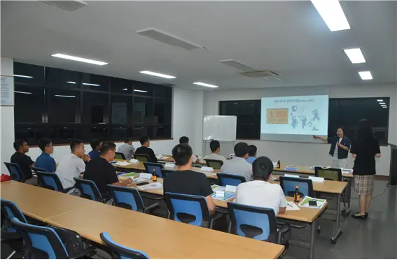 외국인 근로자들이 한국어교육을 받고 있다. 2025.4.8 /국제사이버대학교 제공