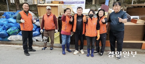 동두천시 로컬드림봉사회(회장 이창민)는 지난 5일 불현동에서 취약계층을 위한 주거 환경개선 봉사활동을 펼쳤다.2025.4.8//동두천시 제공