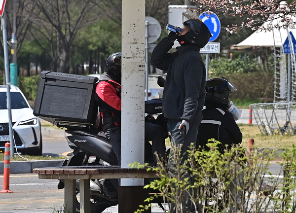 8일 오후 인천시 남동구 서창동에서 배달 노동자들이 휴식을 취하고 있다. 서울행정법원은 빠른 배달을 위해 신호위반 등 법을 위반하다 사망한 배달 노동자의 업무상 재해를 인정한 가운데 이번 판결을 계기로 열악한 노동 환경 개선을 위한 정부와 정치권의 정책이 필요하다는 지적이다. 2025.4.8 /조재현기자 jhc@kyeongin.com