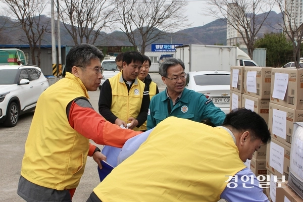 국제로타리 3750지구 동안양로타리클럽(회장·한만홍)이 최근 대형 산불 피해로 어려움을 겪고 있는 경북 영양군을 찾아 구호물품을 전달했다. /국제로타리 3750지구 동안양로타리클럽 제공