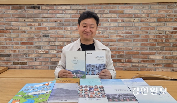 최정학 희망날개네트워크 대표가 자신이 쓴 책들을 들어보이고 있다. 2025.4.3 /김희연기자 khy@kyeongin.com