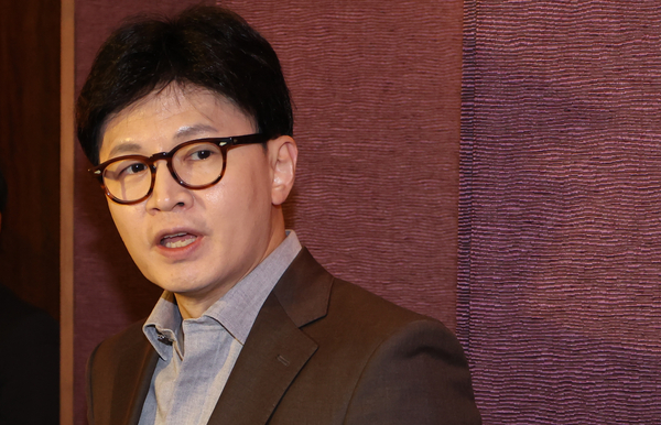 국민의힘 한동훈 전 대표가 24일 서울 중구 웨스틴조선호텔에서 열린 산학연포럼 강연에 앞서 취재진의 질문에 답하고 있다. 2025.3.24 /연합뉴스