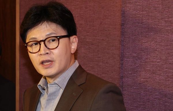 국민의힘 한동훈 전 대표가 24일 서울 중구 웨스틴조선호텔에서 열린 산학연포럼 강연에 앞서 취재진의 질문에 답하고 있다. 2025.3.24 /연합뉴스