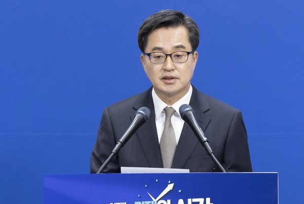 김동연 경기도지사가 4일 경기도 수원시 경기도청에서 윤석열 대통령 탄핵심판 선고 관련 입장을 발표하고 있다. 2025.4.4 /경기도 제공