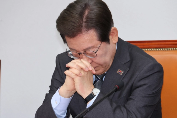 더불어민주당 이재명 대표가 7일 서울 여의도 국회에서 열린 최고위원회의에서 최고위원들의 발언을 들으며 잠시 생각에 잠겨 있다. 2025.4.7 /연합뉴스
