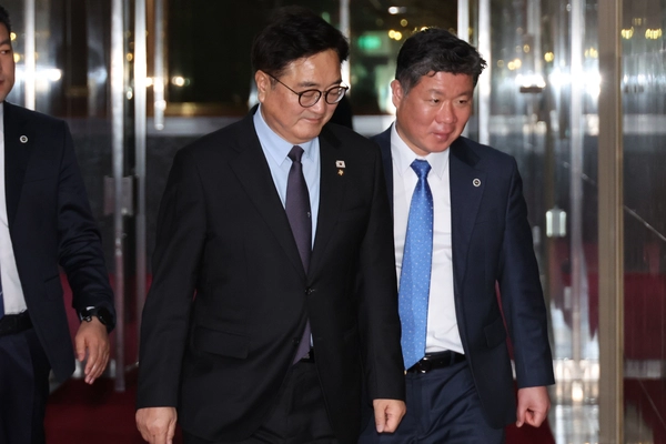 대선·개헌 ‘동시투표론’이 난관에 부딪힌 가운데 우원식 국회의장이 8일 서울 여의도 국회 의장집무실로 출근하고 있다. 2025.4.8 /연합뉴스