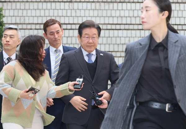 더불어민주당 이재명 대표가 8일 서울 서초구 서울중앙지법에서 열린 ‘대장동 배임·성남FC 뇌물’ 1심 속행 공판에 출석하고 있다. 2025.4.8 /연합뉴스