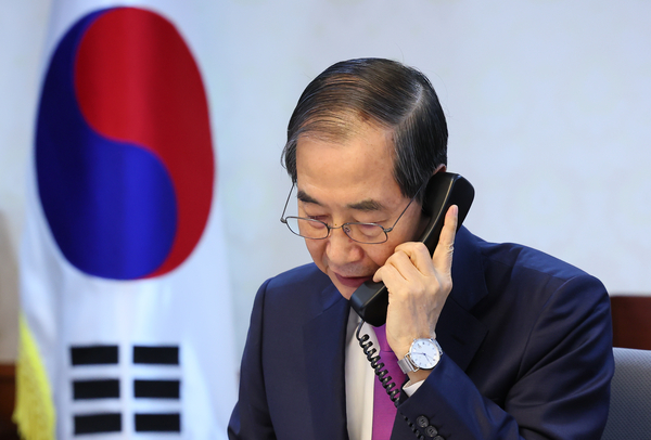 한덕수 대통령 권한대행 국무총리가 8일 정부서울청사에서 도널드 트럼프 미국 대통령과 전화 통화를 하고 있다. 2025.4.8  /국무총리실 제공.