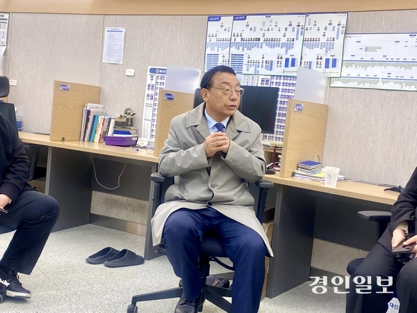 9일 오전 경기도청 기자실을 찾은 이정현 전 새누리당(현 국민의힘) 대표가 대선 도전 이유 등을 설명하고 있다. 2025.4.9 /강기정기자 kanggj@kyeongin.com