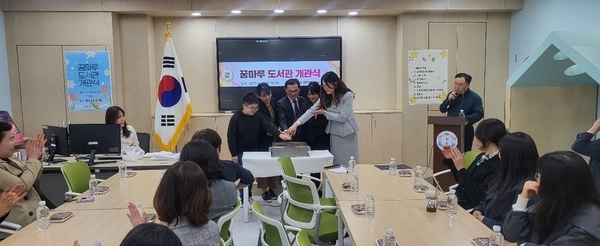 이날 개관식은 테이프컷팅을 시작으로 내빈 축사, 시설 소개, 투어 등의 순서로 진행됐다. /원천초 제공