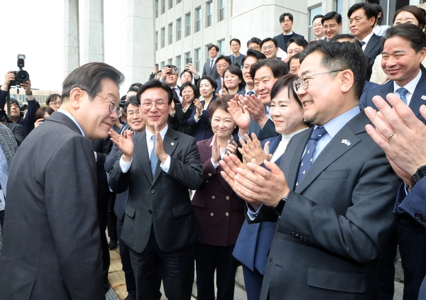 더불어민주당 이재명 대표가 9일 서울 여의도 국회에서 대표직 사퇴 후 최고위원 등 당 관계자들의 박수를 받으며 배웅을 받고 있다. 2025.4.9 /연합뉴스