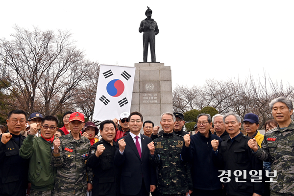 유정복 인천시장이 9일  인천시 중구 자유공원 맥아더 장군 동상 앞에서 제21대 대통령 선거 출마 기자회견을 하고 있다. 2025.4.9 /김용국기자yong@kyeongin.com