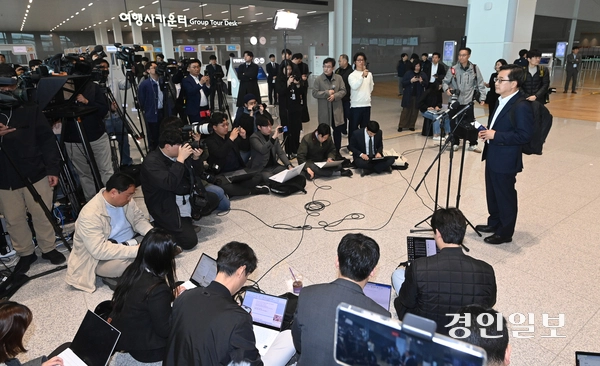 김동연 경기도지사가 9일 오전 인천국제공항 제2터미널에서 제21대 대통령선거 출마 선언을 하고 있다. 김 지사는 이날 출마 선언에서 “모두의 나라, 내 삶의 선진국을 만들겠다”는 포부를 밝혔다. 2025.4.9 /최은성기자 ces7198@kyeongin.com