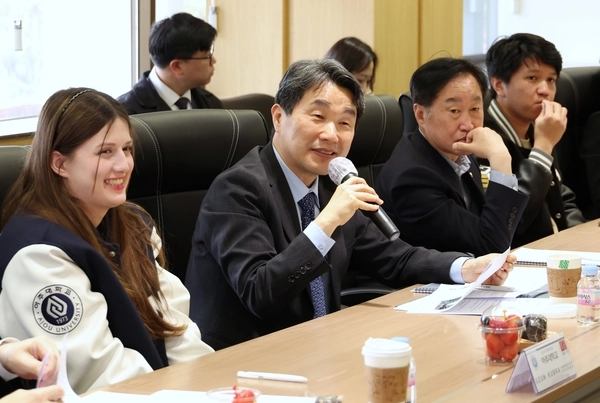 9일 아주대에서 열린 ‘대학의 글로벌 역량 강화를 위한 유학생 간담회’에서 이주호 교육부 장관이 마이크를 들고 발언을 하고 있다. /교육부 제공