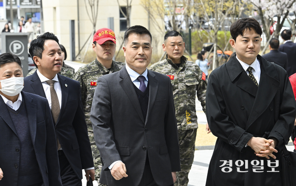 박정훈 전 해병대 수사단장(대령)이 9일 오후 수원시 영통구 수원지방법원에서 열린 보직해임 무효확인 소송 첫 공판에 출석하고 있다. 2025.4.9 /이지훈기자 jhlee@kyeongin.com