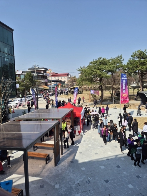 여주 남한강 출렁다리에 몰린 관광객들이 다리를 건너고 있다. 임시 운영 첫 주말에만 2만여 명이 방문한 이 다리는 국내 최장 보도 현수교로, 5월 1일 정식 개통을 앞두고 있다. 2025.4.6 / 여주세종문화관광재단 제공