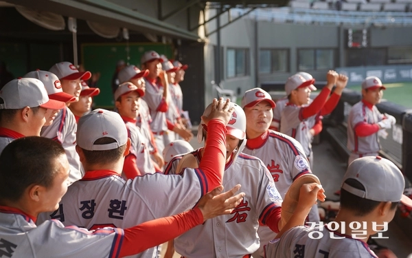‘2025 신세계 이마트배 전국고교야구대회에’서 충암고가 8일 16강전에서 라온고를 15:0으로 완파하고 8강에 진출했다. /대한야구소프트볼협회 제공
