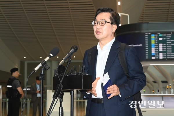 김동연 경기도지사가 9일 오전 인천국제공항 제2터미널에서 제21대 대통령선거 출마 선언을 하고 있다. 김 지사는 이날 출마 선언에서 “모두의 나라, 내 삶의 선진국을 만들겠다”는 포부를 밝혔다. 2025.4.9 /최은성기자 ces7198@kyeongin.com