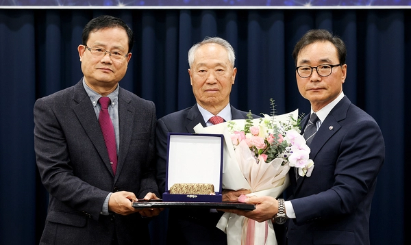 (사)인천항발전협의회는 9일 김종식(왼쪽) 전 항만물류협회장과 전종해(오른쪽) 인천항도선사회 회장이 공동회장에 취임했다고 밝혔다. 협의회는 이날 이귀복(가운데) 전 인천항발전협의회장 이임식도 함께 열었다. /인천항발전협의회 제공