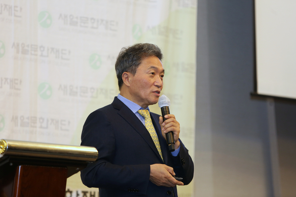 이학재 인천국제공항공사 사장이 9일 인천시 연수구 송도국제도시내 쉐라톤그랜드인천호텔에서 열린 제454회 새얼아침대화에서 인천공항 5단계 사업 필요성에 대한 강연을 하고 있다. 2025.4.9 /새얼문화재단 제공