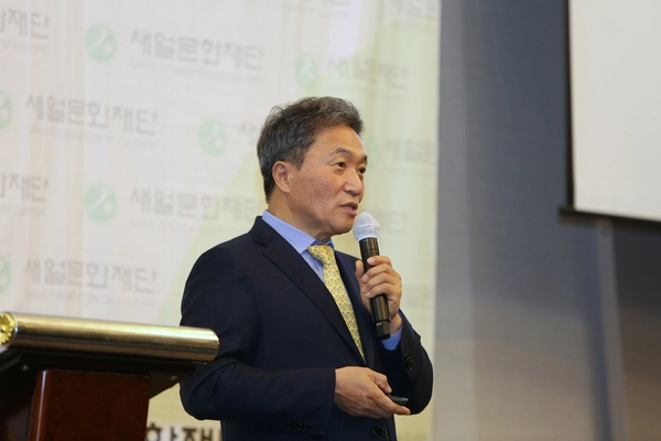 이학재 인천국제공항공사 사장이 9일 인천시 연수구 송도국제도시내 쉐라톤그랜드인천호텔에서 열린 제454회 새얼아침대화에서 인천공항 5단계 사업 필요성에 대한 강연을 하고 있다. 2025.4.9 /새얼문화재단 제공