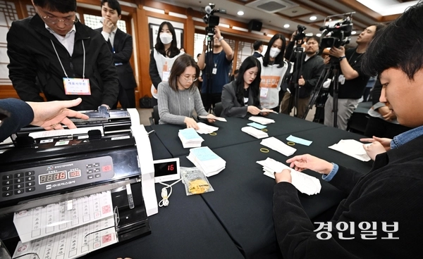10일 오후 과천시 중앙선거관리위원회에서 열린 제21대 대통령선거 투·개표 시연회에서 선관위 관계자가 투표지분류기를 이용해 개표 과정 시연을 하고 있다. 2025.4.10 /이지훈기자 jhlee@kyeongin.com