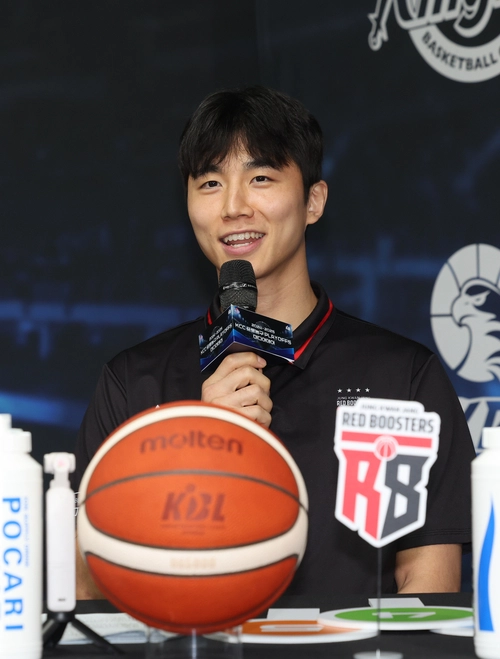 10일 서울 강남구 KBL 센터에서 열린 2024-2025 KCC 프로농구 플레이오프 미디어데이‘에서 안양 정관장 박지훈이 출사표를 던지고 있다./연합뉴스