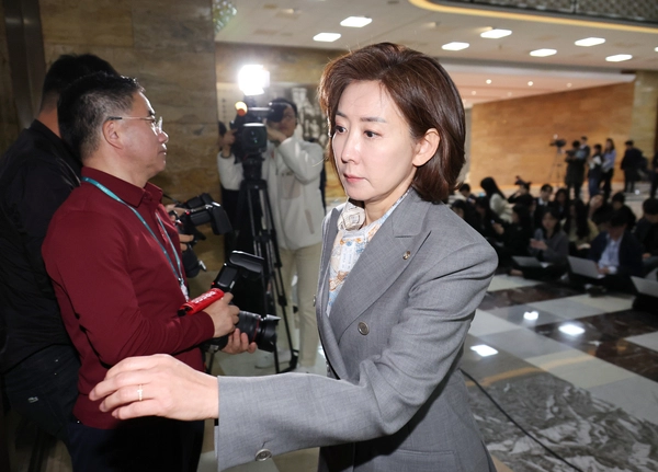 국민의힘 나경원 의원이 헌재의 윤석열 대통령 탄핵 인용이 발표된 4일 서울 여의도 국회에서 열린 긴급 의원총회에 참석하고 있다. 2025.4.4 /연합뉴스