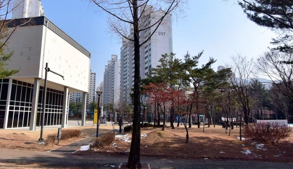음악정원 사업을 통해 울타리가 철거된 장암발곡근린공원. 2025.4.10 /의정부시 제공