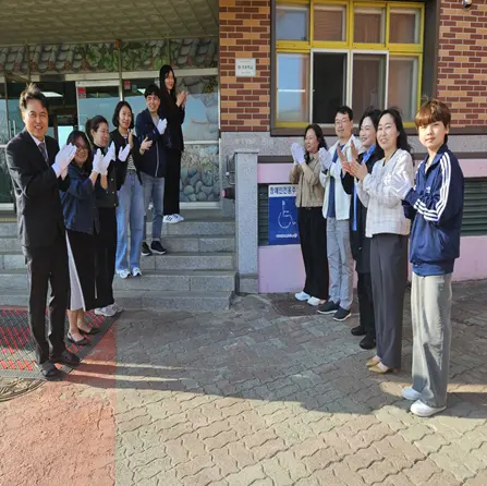 지난 8일 수원 수일초등학교에서 IB 후보학교 지정을 기념하는 현판식이 열린 가운데 행사에 참석한 관계자들이 기념촬영을 하고 있다. /수원교육지원청 제공