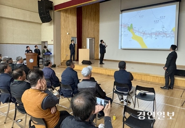 10일 대신면문화복지센터에서 여주시 대신면에 추진 중인 ‘대신물류단지 진입도로 확장 개설공사’와 관련한 주민설명회가 열렸다. 2025.4.10 여주/양동민기자 coa007@kyeongin.com