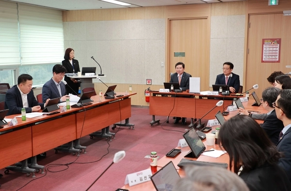 이상일 용인시장이 지난 9일 시청 컨퍼런스홀에서 2050탄소중립녹색성장위원회를 열고 청사진을 마련했다./용인특례시 제공