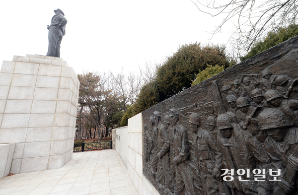 사진은 중구 자유공원에 위한 ‘더글러스 맥아더(1880~1964) 장군 동상의 모습. /경인일보DB